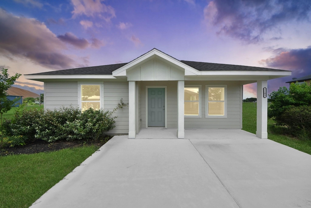 1105 W Bayshore Drive - Photo 0