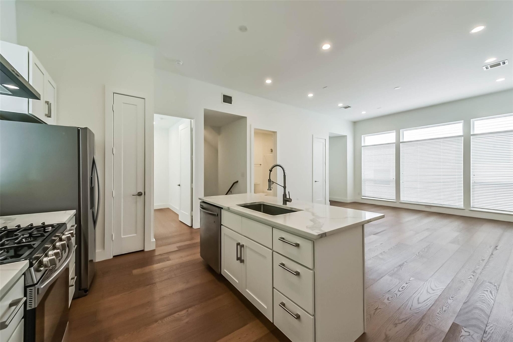 2408 Emancipation Avenue - Photo 2