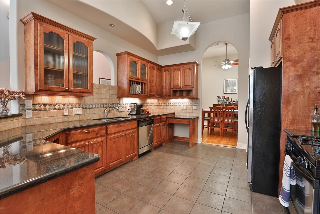 826 E 29th Street - Photo 7