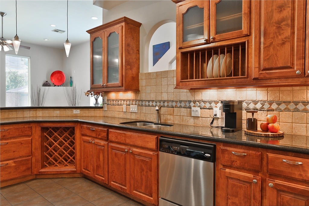 826 E 29th Street - Photo 9