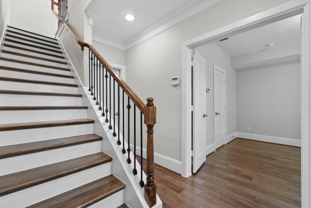 702 N Shepherd Drive - Photo 3