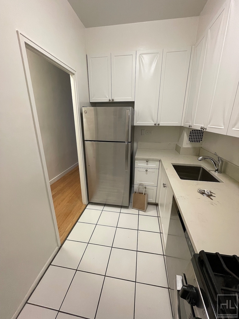 East 49 Street - Photo 6