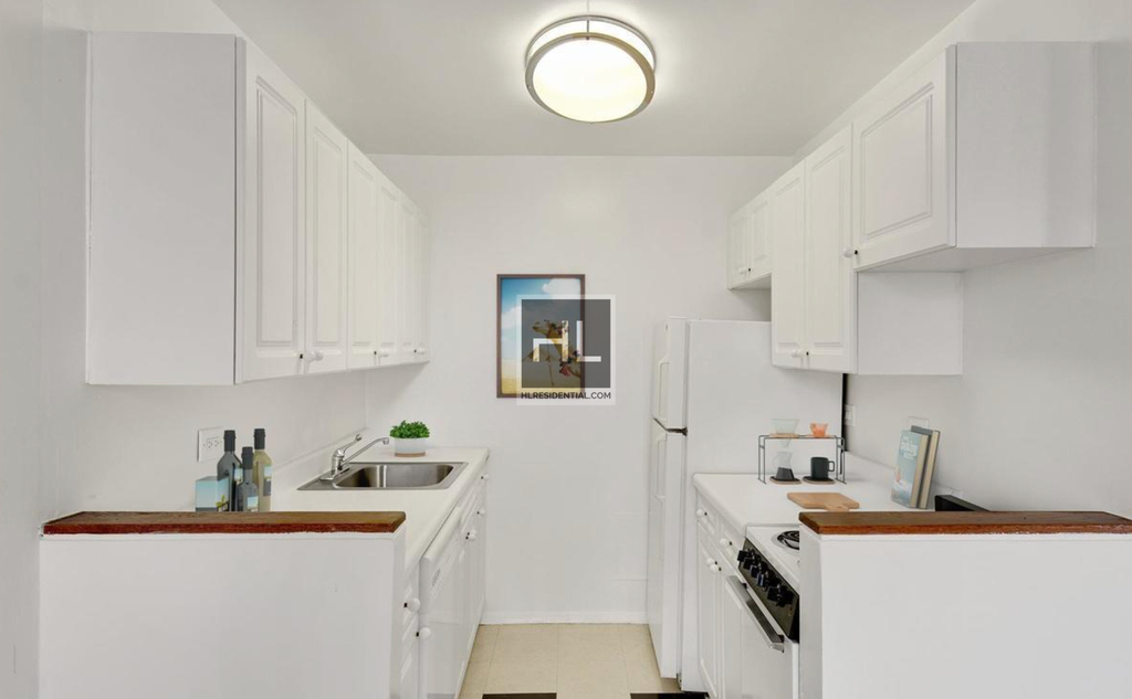 West 34th Street - Photo 1