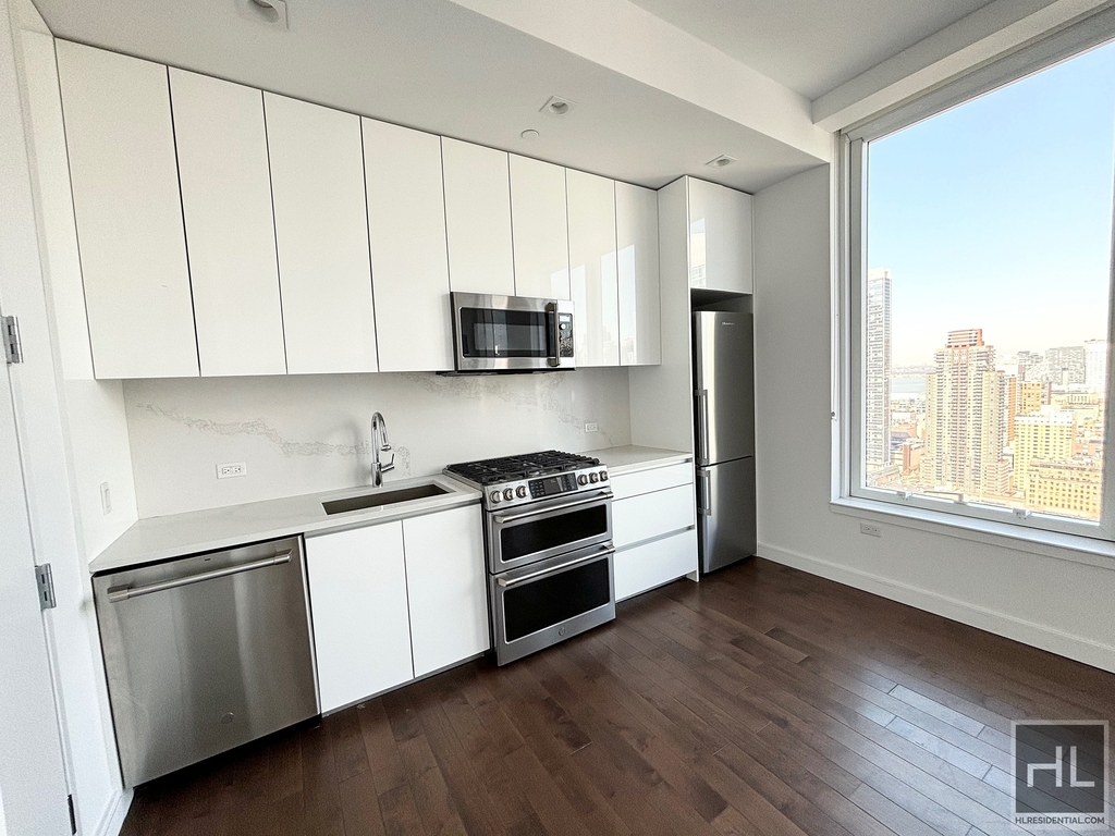 West 36th Street - Photo 2