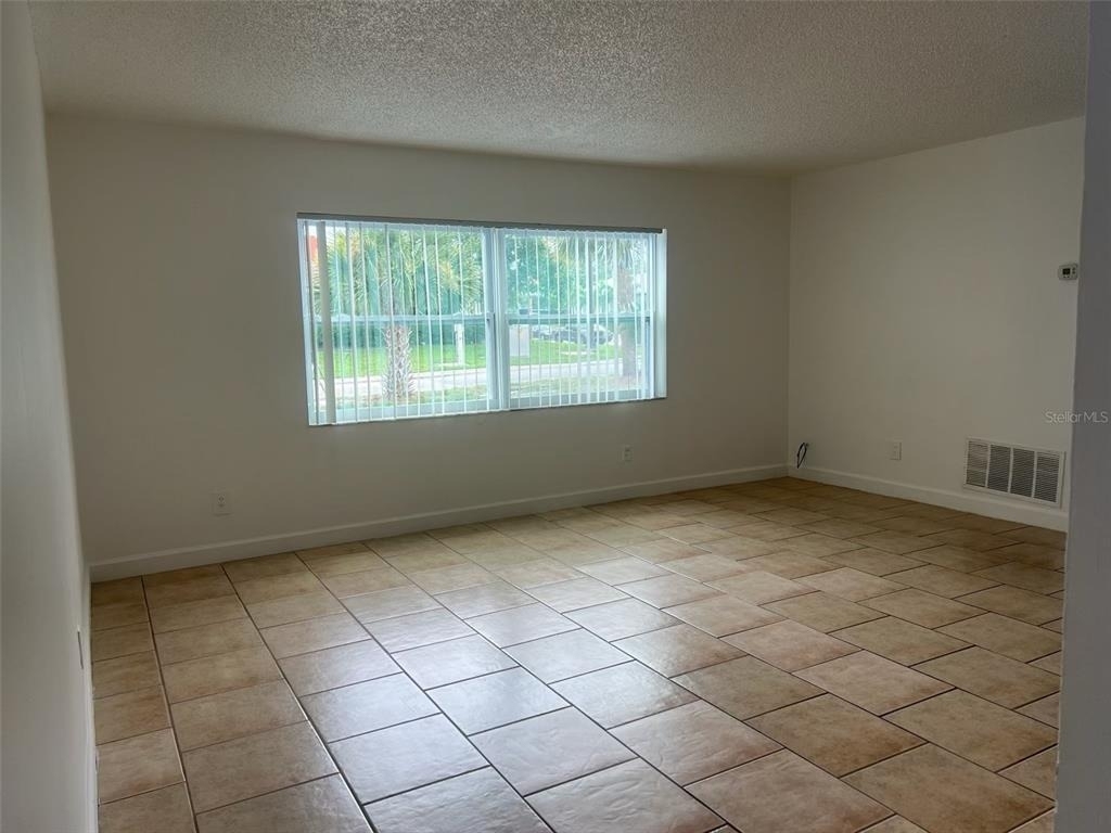 8701 4th Street N - Photo 4