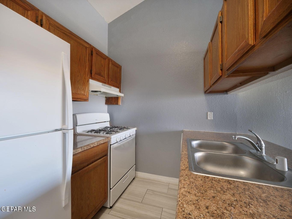 1901 Lake Omega Street - Photo 8
