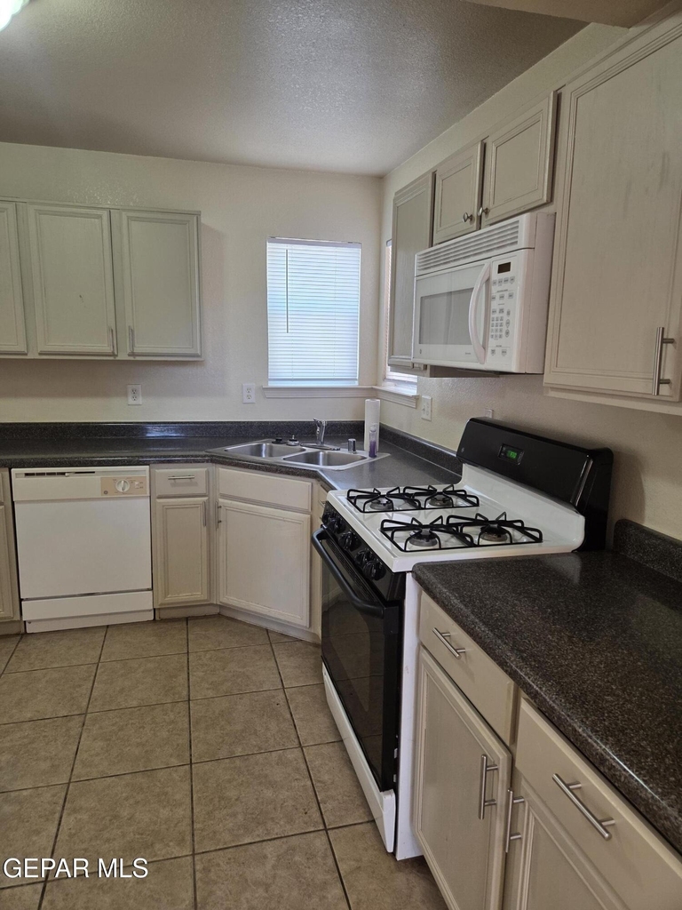 3717 Ne Hubble Drive - Photo 7