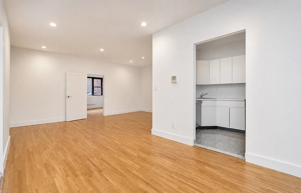 230 East 30th Street - Photo 2