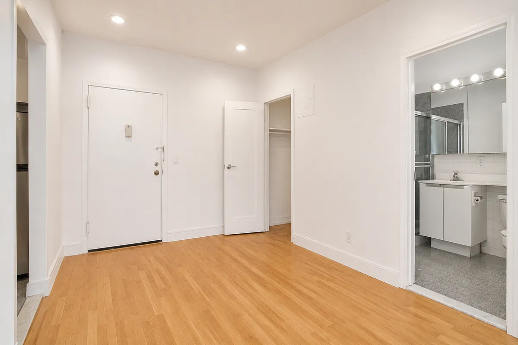 230 East 30th Street - Photo 3