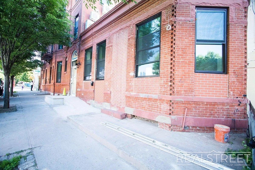 483 Evergreen Avenue - Photo 16