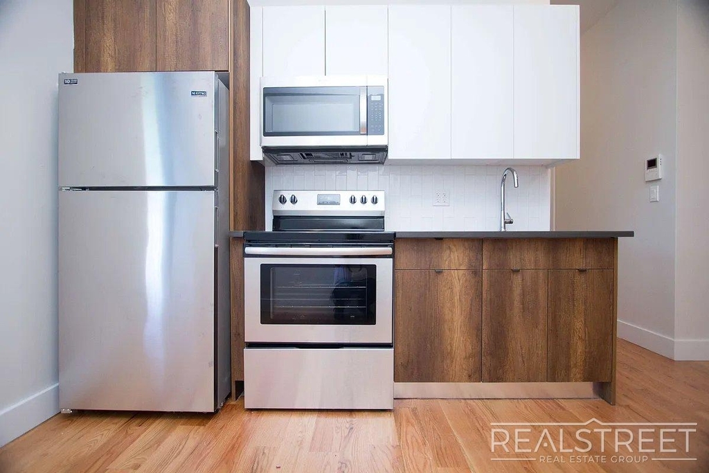 483 Evergreen Avenue - Photo 0