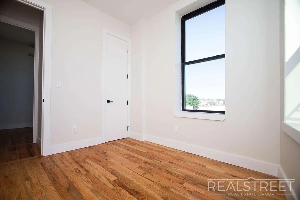 483 Evergreen Avenue - Photo 6