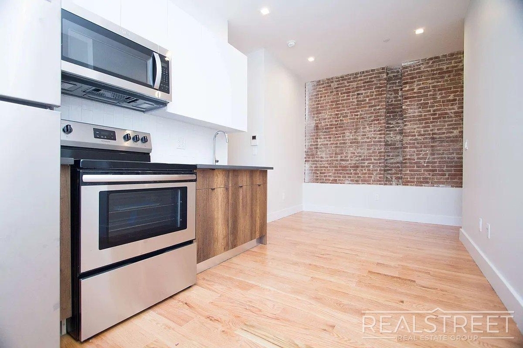483 Evergreen Avenue - Photo 1