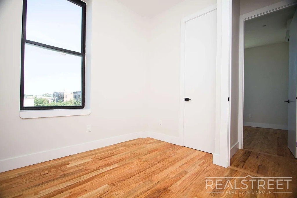 483 Evergreen Avenue - Photo 3