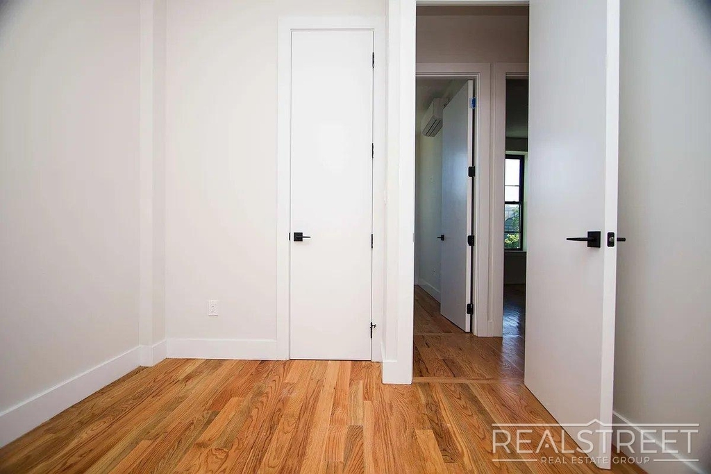 483 Evergreen Avenue - Photo 5