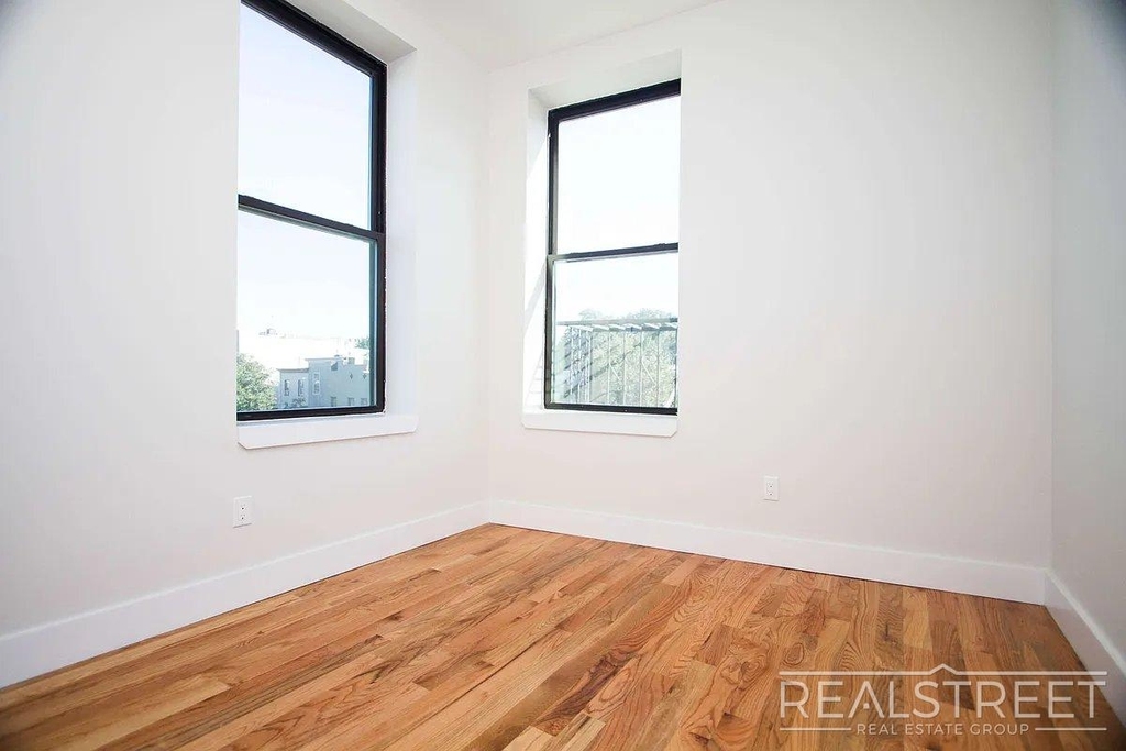 483 Evergreen Avenue - Photo 7