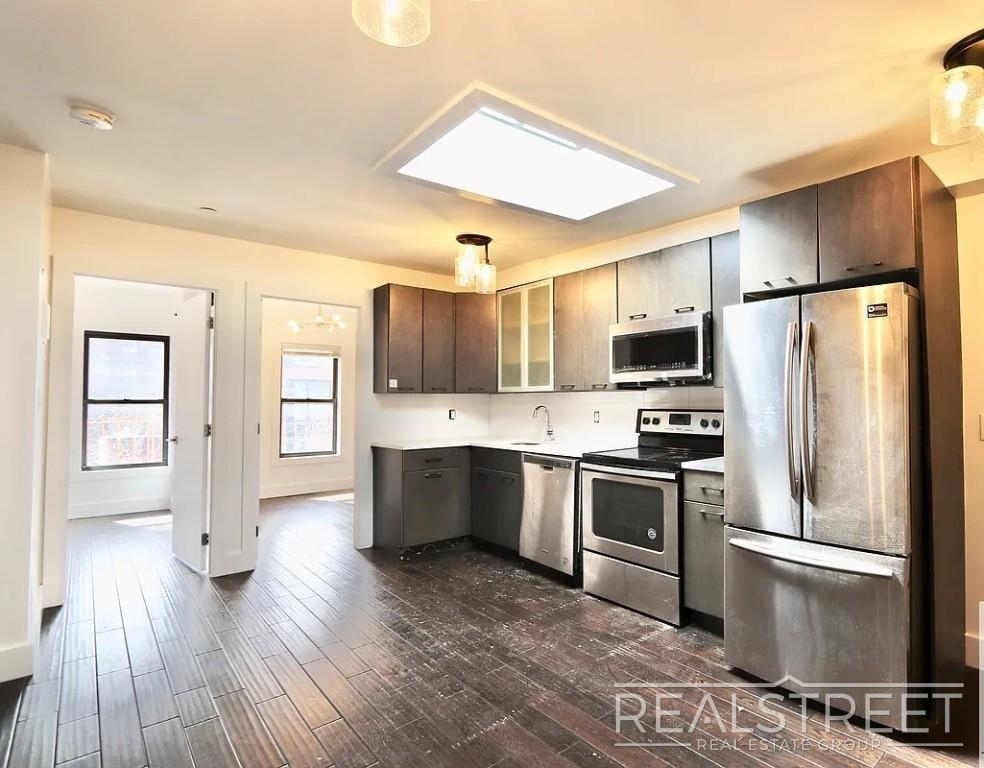 807 Quincy Street - Photo 2