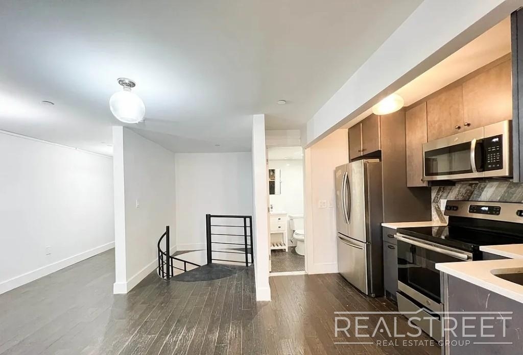 1114 Halsey Street - Photo 3