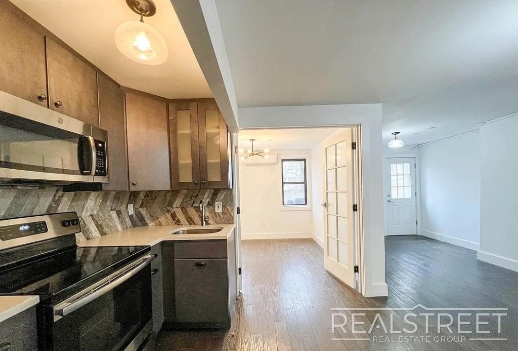 1114 Halsey Street - Photo 2