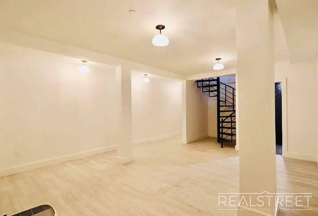 1114 Halsey Street - Photo 2