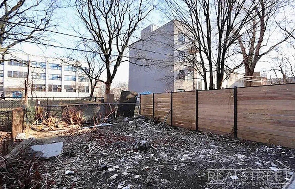 1114 Halsey Street - Photo 5