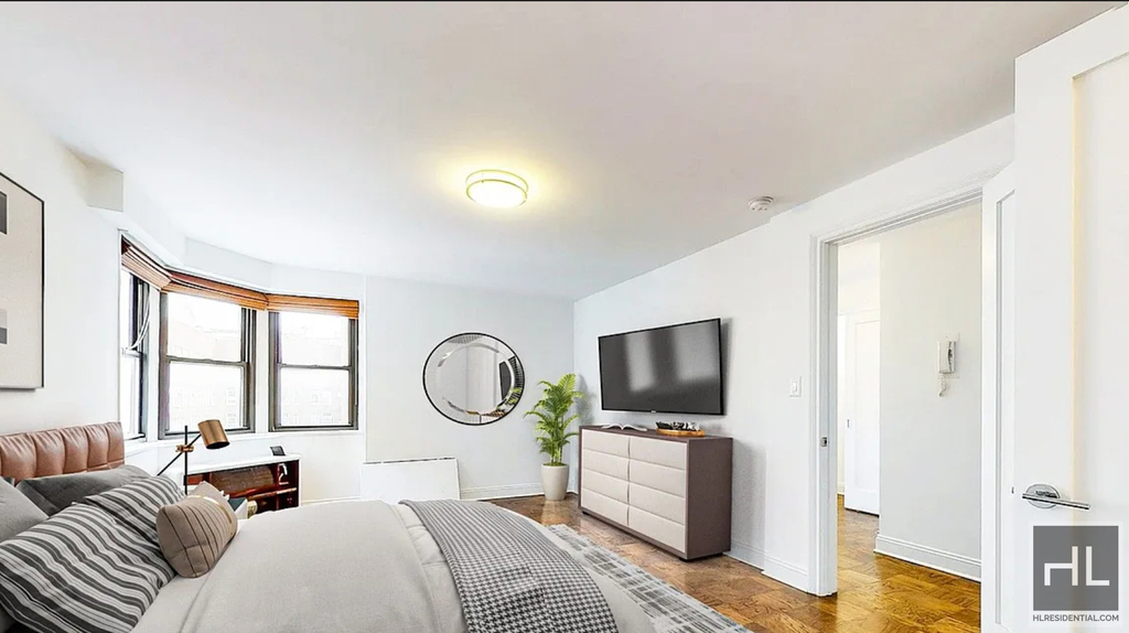 East 16 Avenue - Photo 0