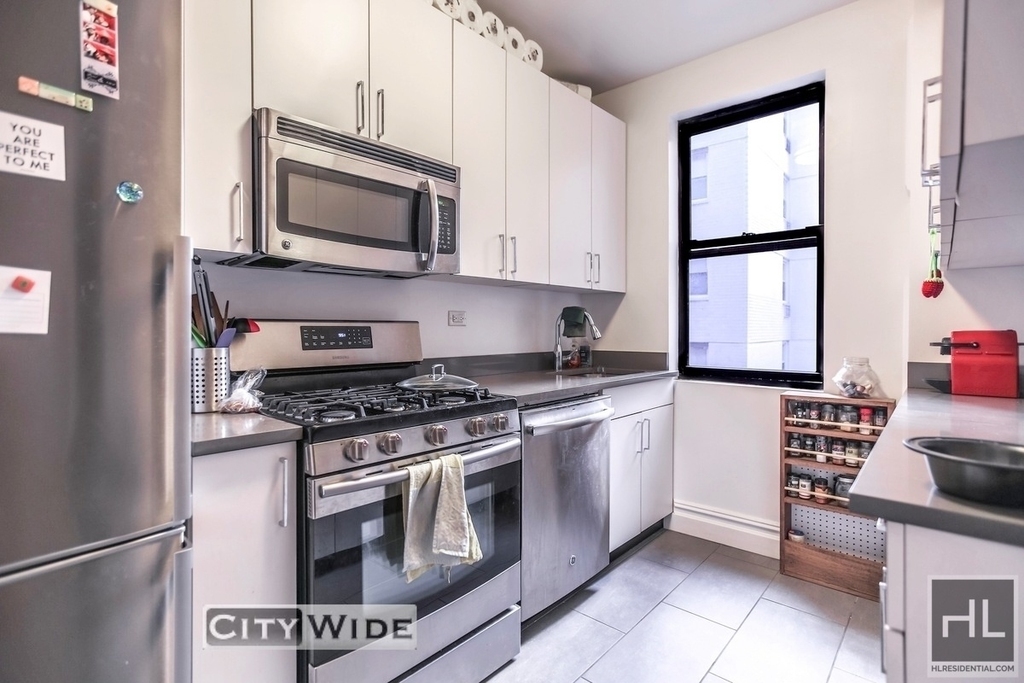West 12 Street - Photo 3