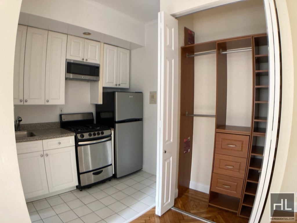 West 13 Street - Photo 1