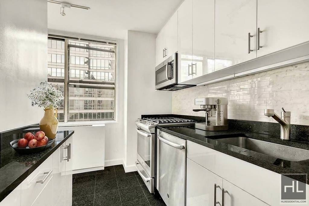 East 75th Street - Photo 0