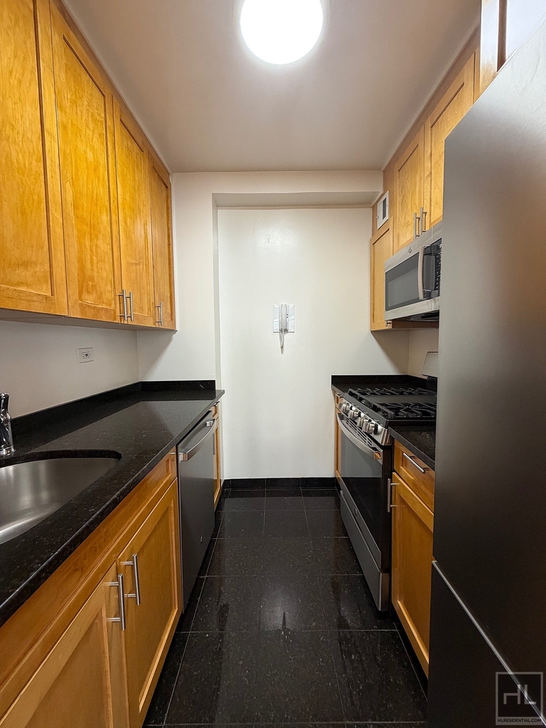 East 55 Street - Photo 7