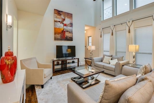 625 Surrey - Photo 4