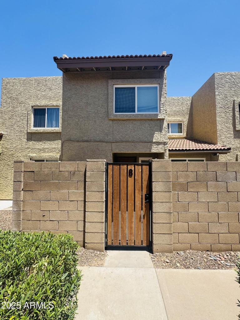 222 W Brown Road - Photo 0