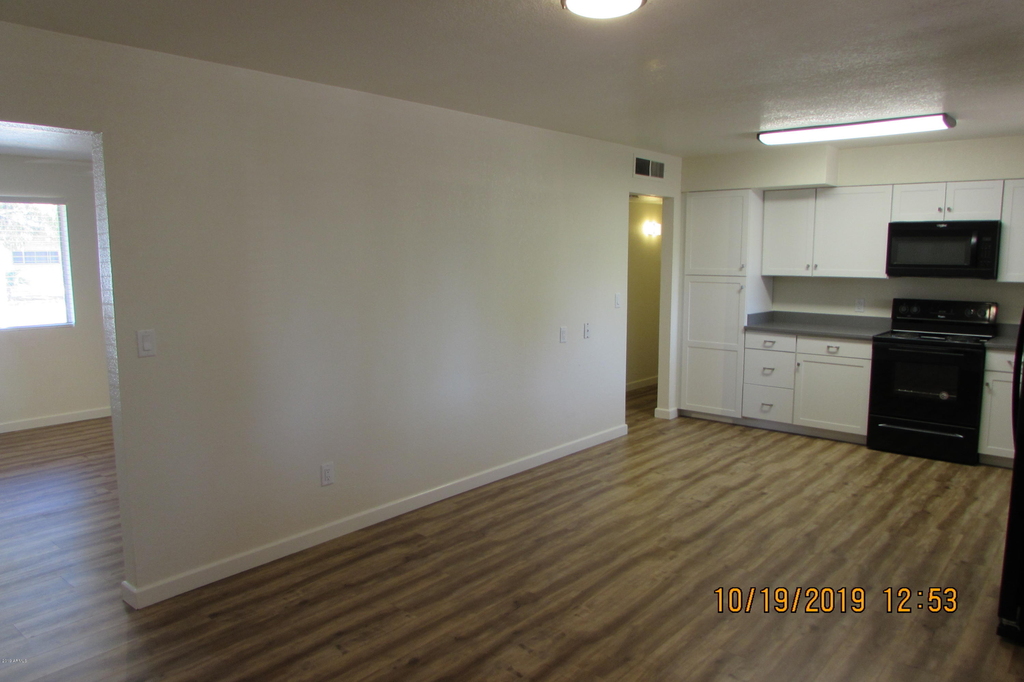 719 W 10th Street - Photo 10