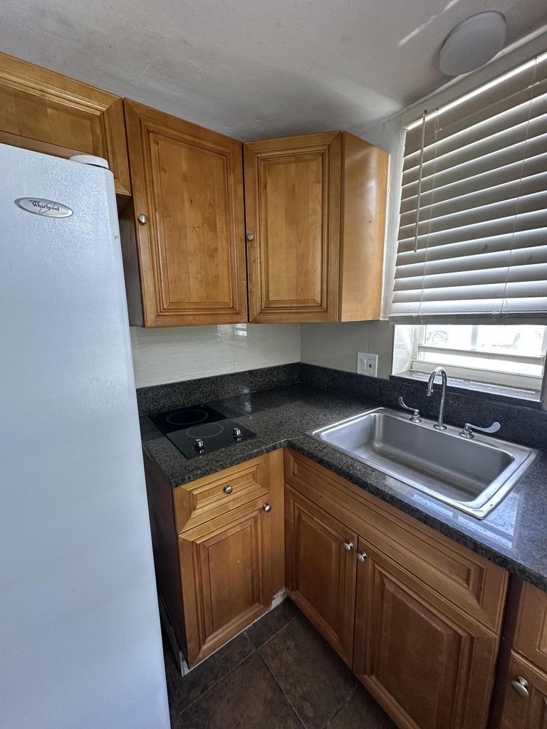 1126 N H Street - Photo 4