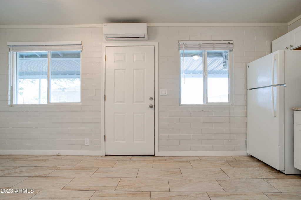 210 E Jones Avenue - Photo 8