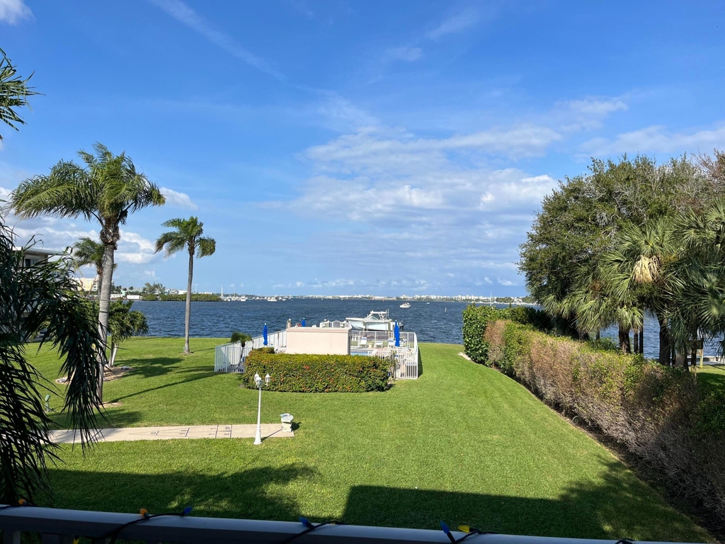 311 E Ocean Avenue - Photo 2