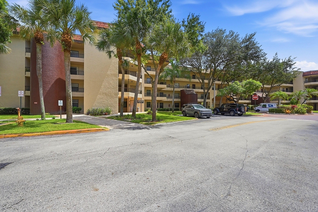 10401 W Broward Boulevard - Photo 38