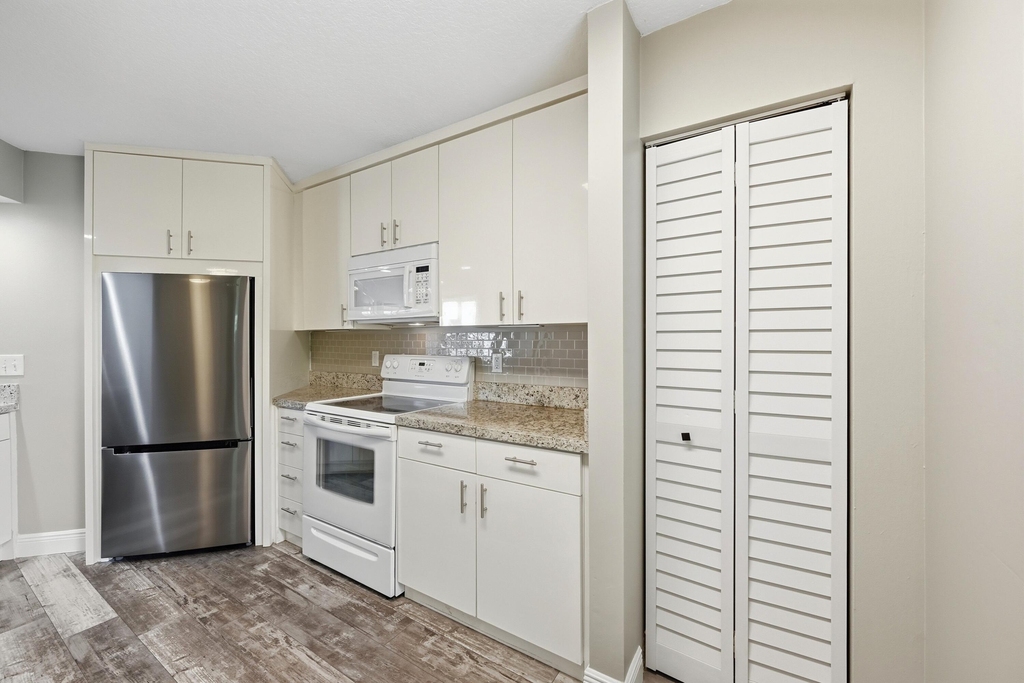 10401 W Broward Boulevard - Photo 9