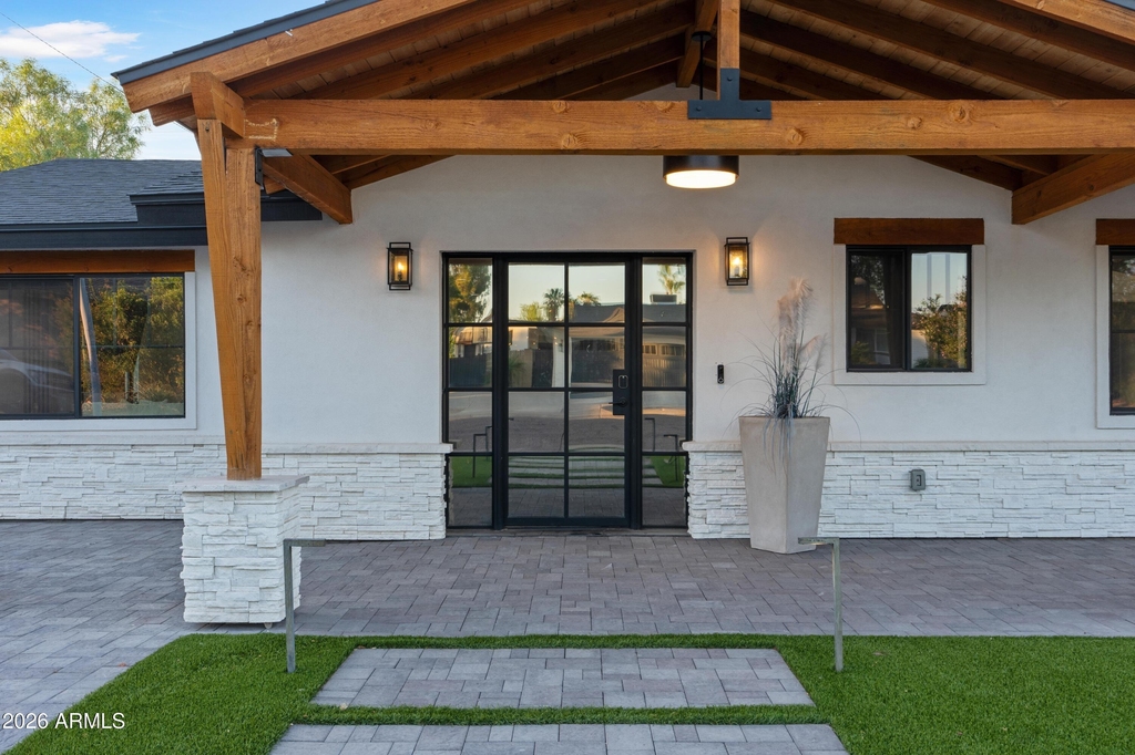 8614 E Highland Avenue - Photo 2