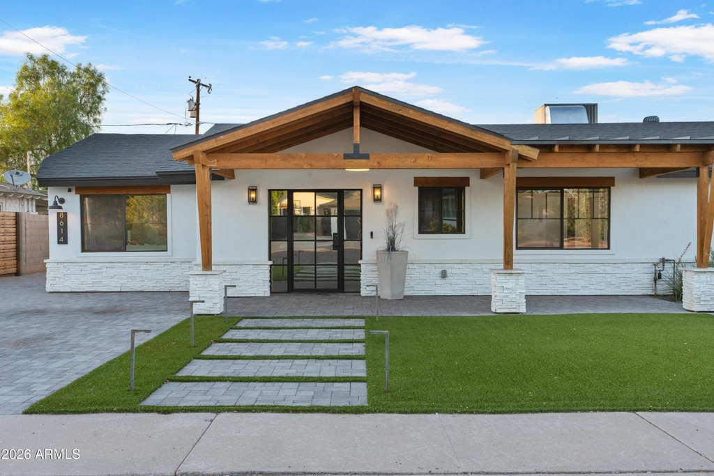 8614 E Highland Avenue - Photo 1