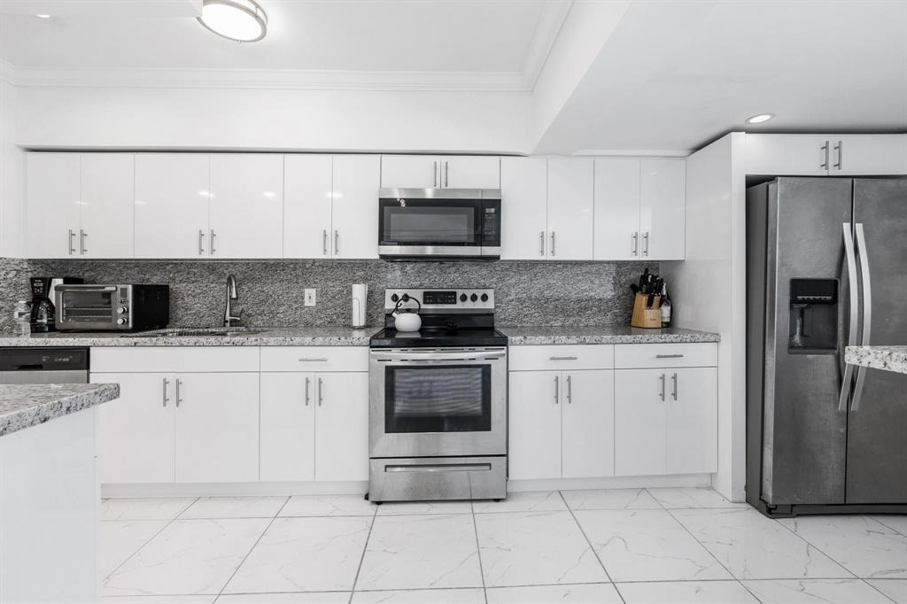 2440 Sw 16th Street - Photo 17
