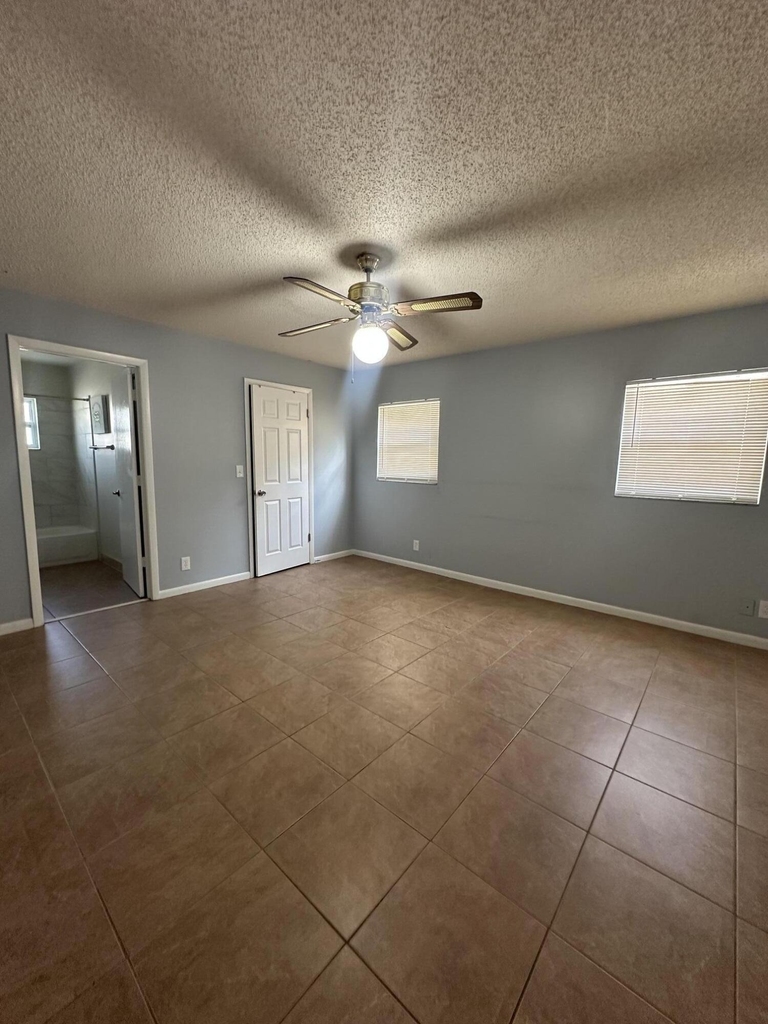 641 W 9th Street - Photo 6