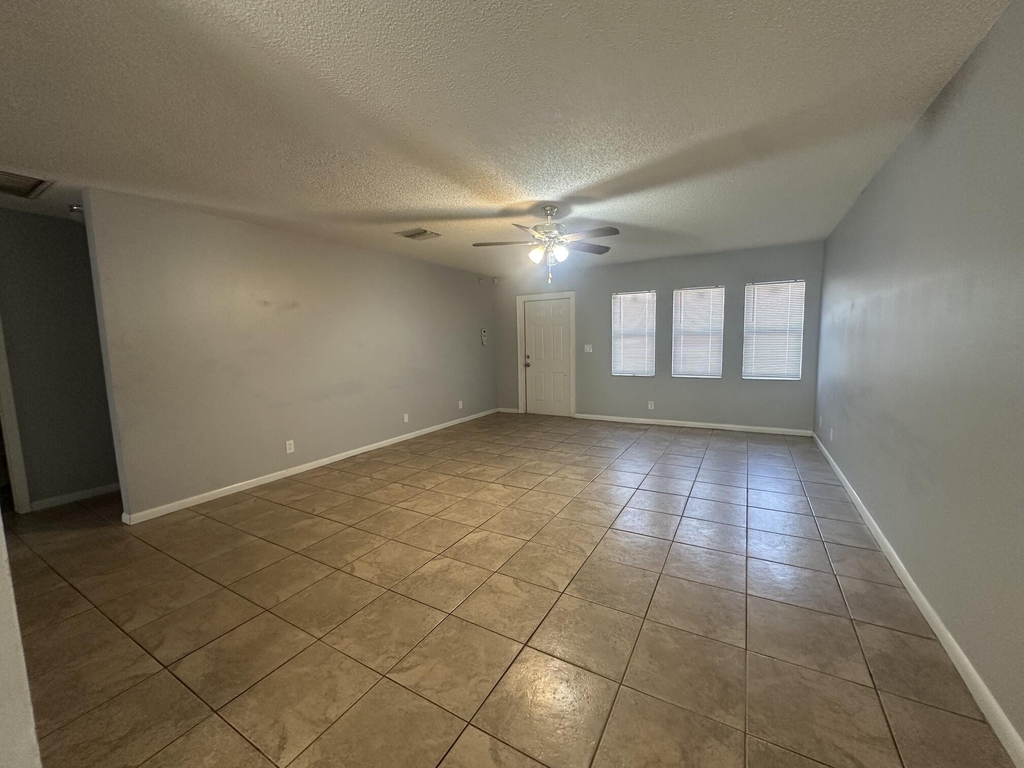 641 W 9th Street - Photo 2