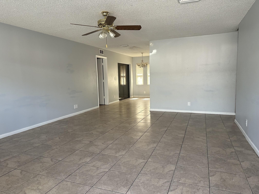 641 W 9th Street - Photo 1