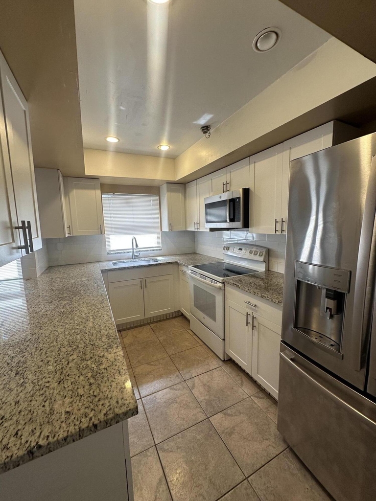 641 W 9th Street - Photo 4