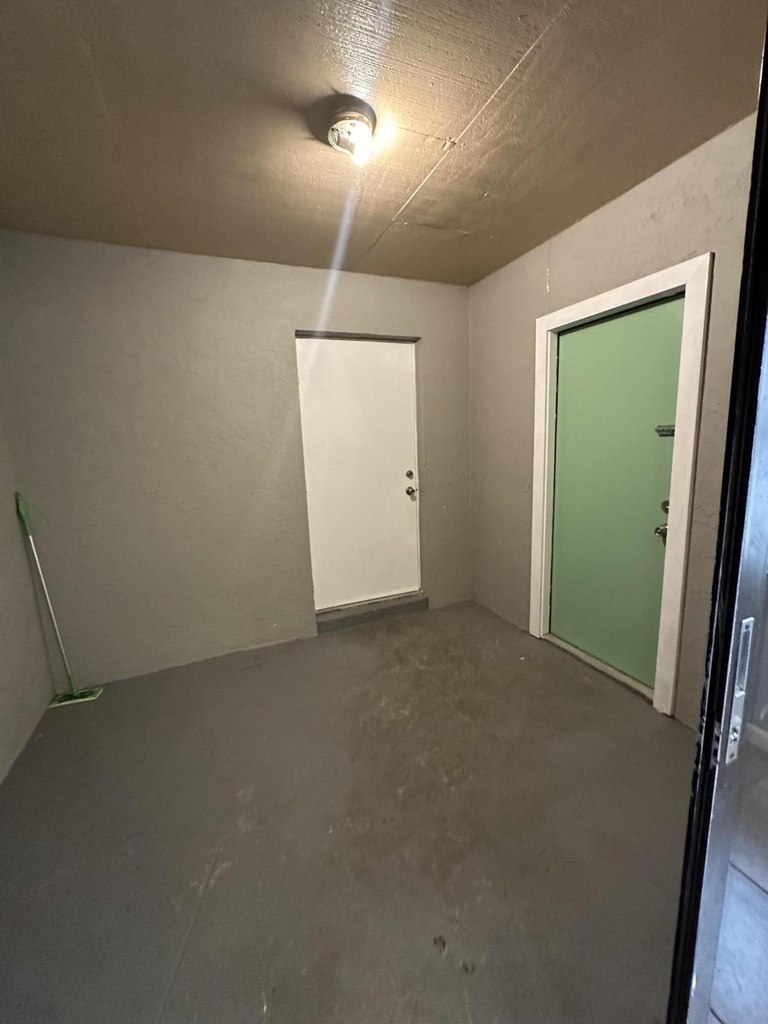 641 W 9th Street - Photo 14