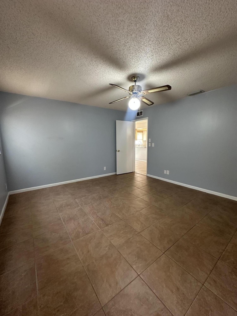 641 W 9th Street - Photo 7