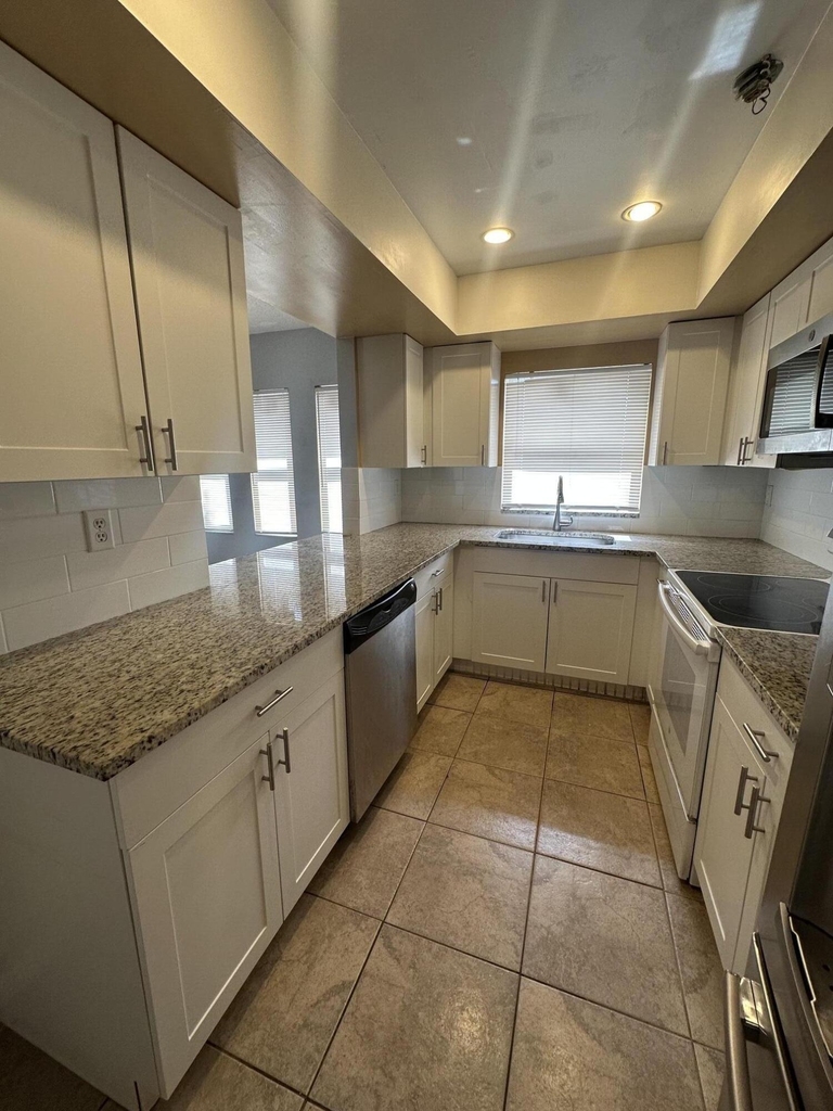 641 W 9th Street - Photo 5