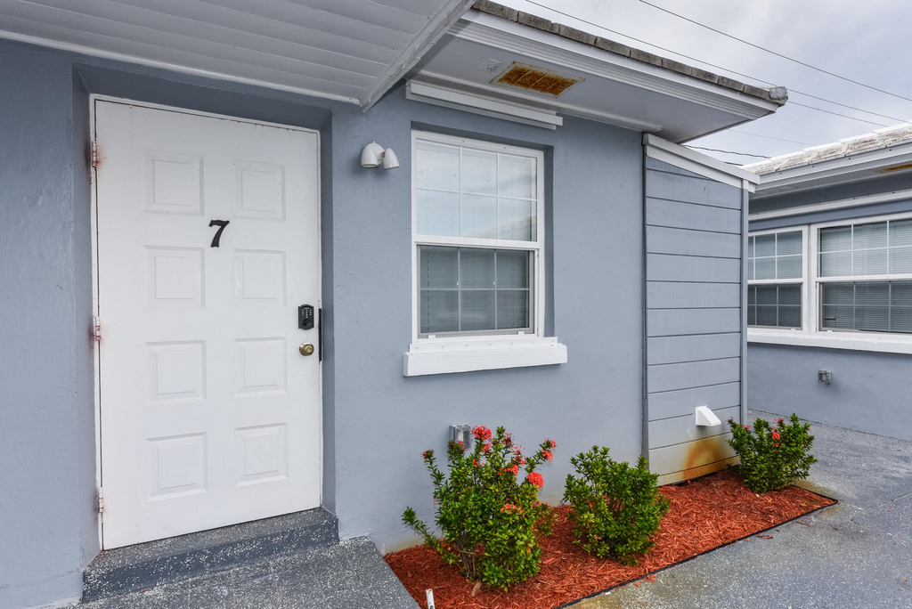1001 S Federal Highway - Photo 1