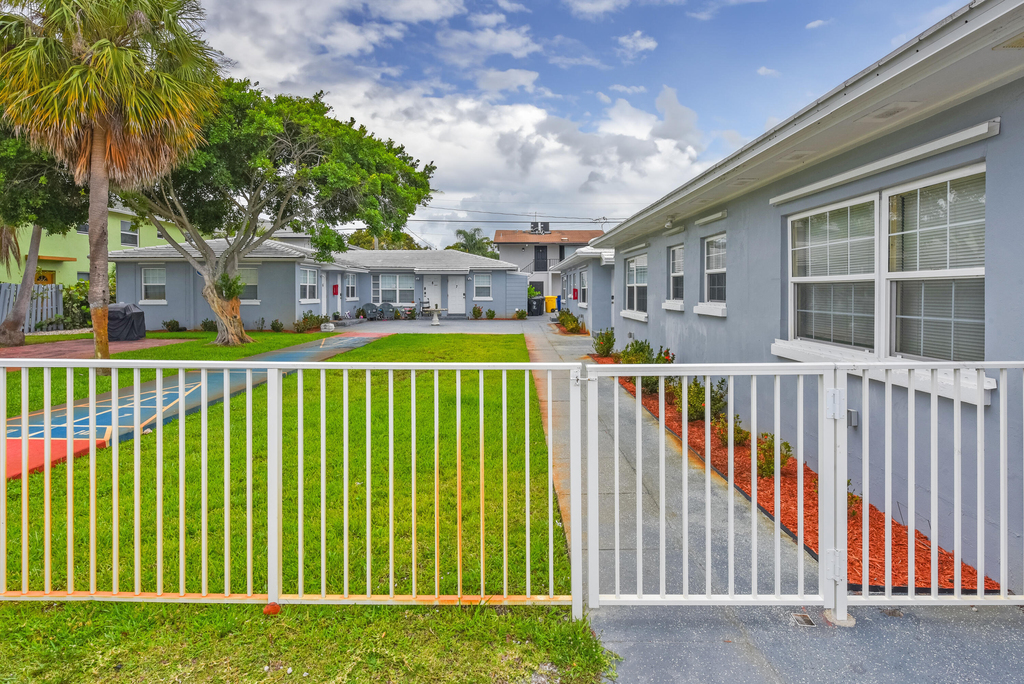 1001 S Federal Highway - Photo 0